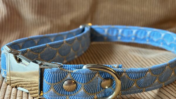 24-05-29 19-10-04 0390 Collier bleu clair